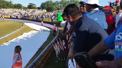 ഇന്ത്യ-ഐര്‍ലണ്ട് മത്സരത്തില്‍ മദാമയുടെ മനം കവര്‍ന്ന് മലയാളികളുടെ ഗാനം | Oneindia Malayalam