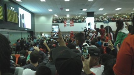 Miles de peruanos reciben a su selección con vítores a su regreso del Mundial