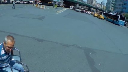 Trafikte Mahsur Kalan Engelliye Böyle Siper Oldu