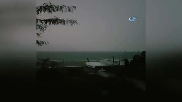 Avşa Adası'nda Fırtına Hayatı Olumsuz Etkiledi, Feribot Karaya Oturdu