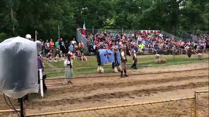 Une reconstitution de joute équestre plus vraie que nature... Très gros choc