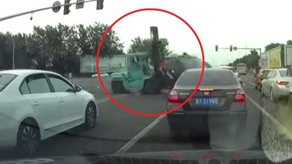 [영상] 찌르고 부수고...지게차 '광란의 질주' / YTN