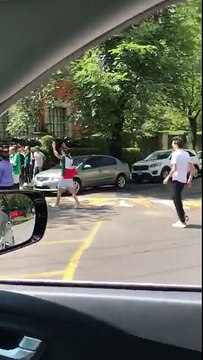 Des supporters mexicains remercient les Coréens devant leur ambassade à Mexico