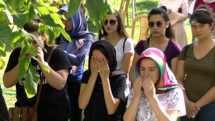 Annesinin taburcu olduğu gün hasta olduğunu öğrenen Afra son yolculuğuna duvağıyla uğurlandı