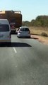 Zimbabwe : Un automobiliste part en vrille quand il a essayé de doublé un convoi exceptionnel !