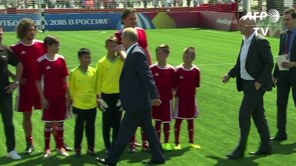 Putin bate bola na Praça Vermelha
