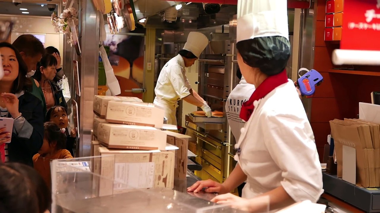 Japanese Street Food - JIGGLY CHEESECAKE Uncle Rikuro's Cheese Cake Osaka Japan