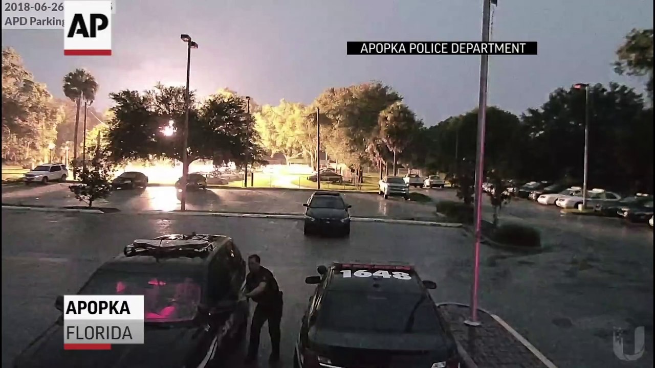 Effrayé par un éclair, ce policier se précipite dans sa voiture !