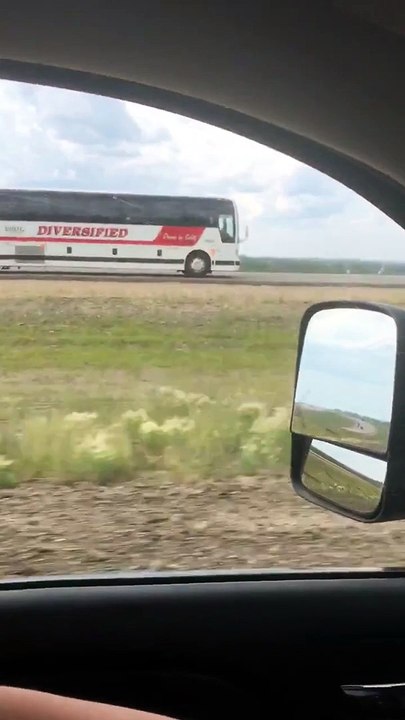 Il filme un bus qui roule à contre-sens sur l'autoroute