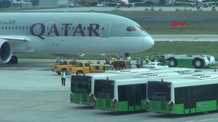 Tunuslu Yolcu Aprondaki Bir Uçağın İniş Takımlarına Çıktı