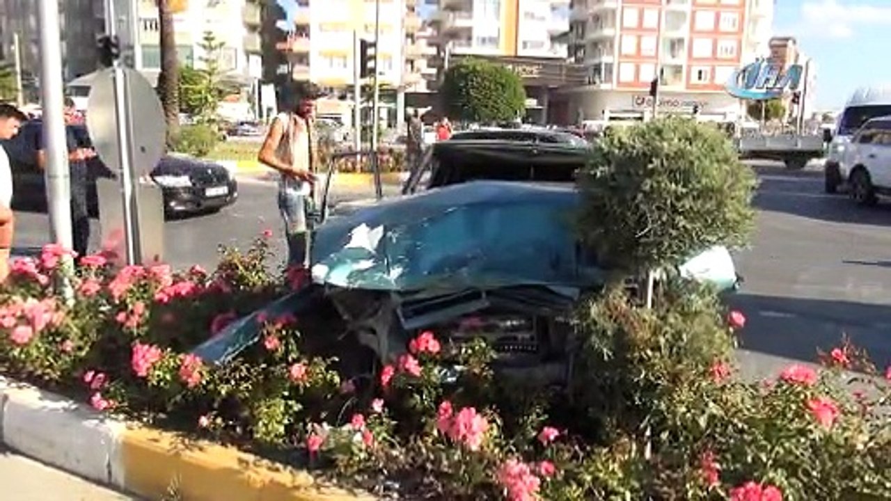 Antalya'da Suriyeli İşçileri Taşıyan Otomobil Kaza Yaptı: 5 Yaralı