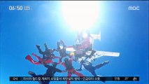 [별별영상] 하늘에 '평화'를 수놓은 스카이다이버들