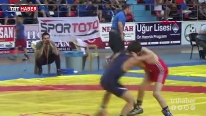 Rakibine yenilen minik güreşçinin büyük üzüntüsü