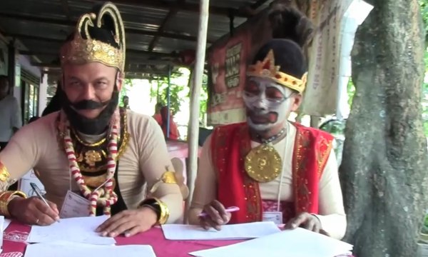 Tampilan Unik Petugas KPPS Saat Pilkada Serentak