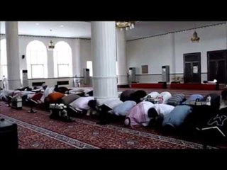 من الأخطاء في الصلاة : فرش القدمين والجلوس على الأرض