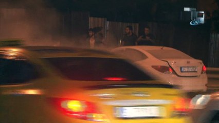 Beyoğlu’nda seyir halindeki araç alev aldı... Otomobil sürücüsü şoktan sonra yakınlarını aradı