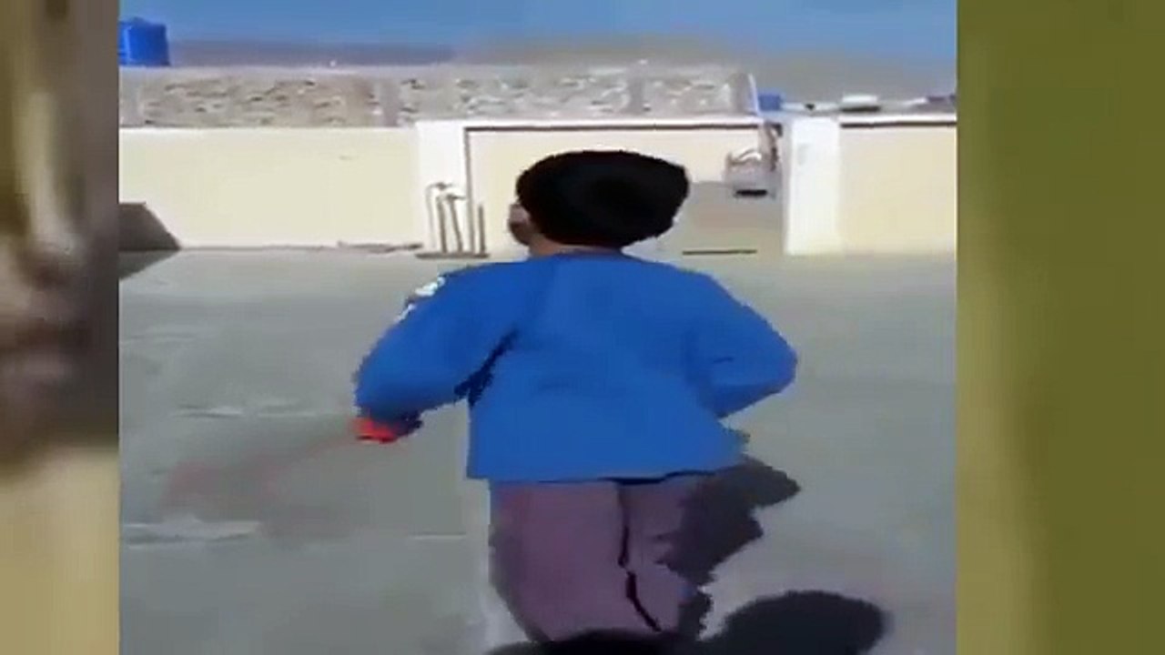 Pakistani child 7 year old Eli mikal making Kohli and Shane Warnesha wondered with leg spin bowling