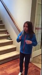 Une petite fille pleure après avoir un nouveau chaton... très touchant