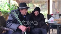 Ora News - Gjendet zgjidhje për çiftin e të moshuarve që endeshin rrugëve të Korçës