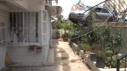 Faciayı Demirler Önledi...kaza Yapan Araç Binanın Demirlerine Çarparak Durabildi