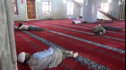 Şanlıurfa'da Sıcaktan Bulanan Vatandaşlar Camilerde Serinliyor