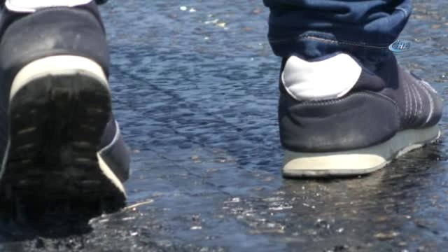 40 Dereceye Yükselen Hava Sıcaklığı Nedeniyle Asfalt Eridi