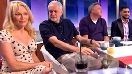 İngiliz Siyasi Lider, Canlı Yayında Oyuncu Pamela Anderson'ın Göğüslerine Baktı