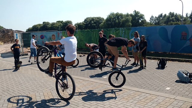 Mons: démonstration pour le premier coup de pelle du skate park