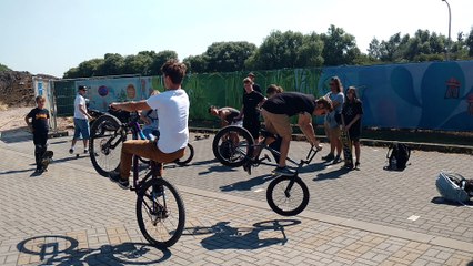 Mons: démonstration pour le premier coup de pelle du skate park