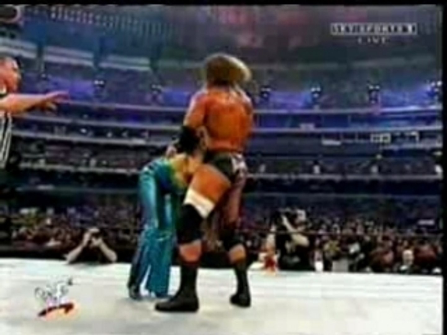 Triple H Pedigrees Stephanie McMahon at Wrestlemania 18 - video Dailymotion