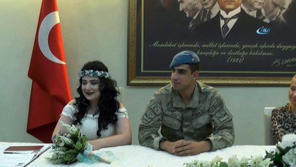 'En güzel damatlık' dedi, askeri üniformayla evlendi