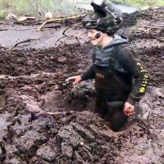 Coincé dans la boue ce motard ne s'en sort pas !