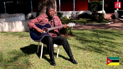 Le Mozambicain Roberto Chitsondzo interprète "Custa Dizen Amor"