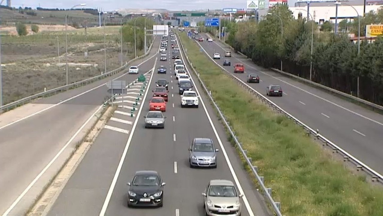 Primera gran escapada del verano con el carburante por las nubes