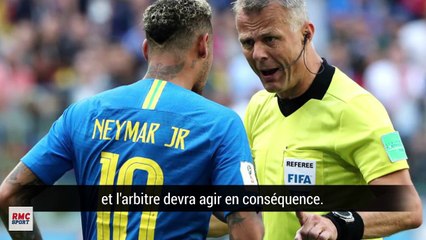 Le joli coup franc "derrière le but" de Neymar à l'entraînement du Brésil