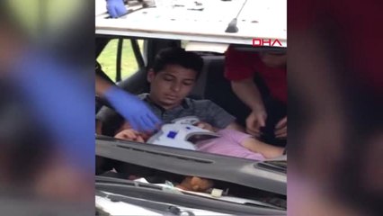 Adana Otomobilde Sıkışan Yaralıları Cankur Kurtardı