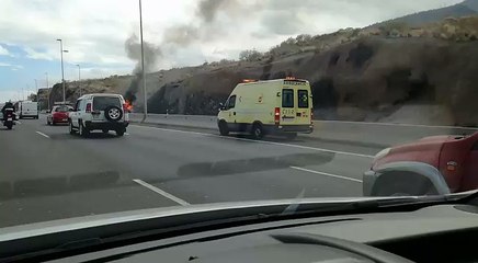 Un vehículo se incendia en la TF-1