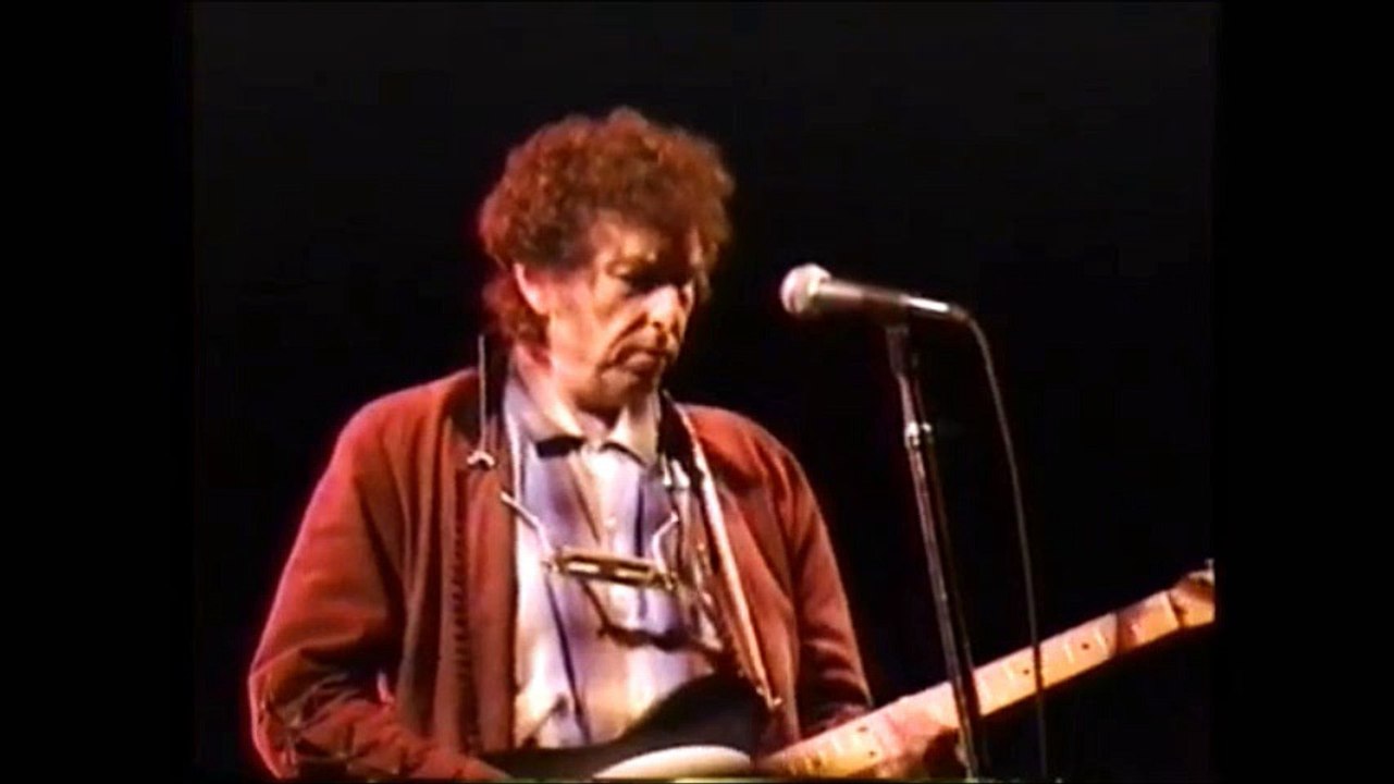 Bob Dylan in concert - Maggies Farm (1992)