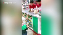 Su mamá los pilló robando en una tienda y les obligó a disculparse con los vendedores