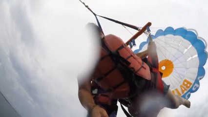 Ce touriste se retrouve la tête en bas en paravoile tiré par un bateau