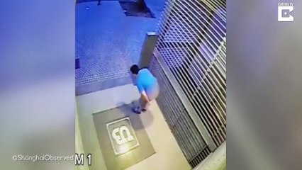 Il vient se soulager dans un hall d'entrée mais va vite le regretter