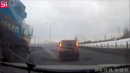 Il s'arrete en plein milieu de l'autoroute  et va vite le regretter