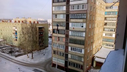 Il s’échappe d'un appartement pour éviter de croiser le mari de son amante