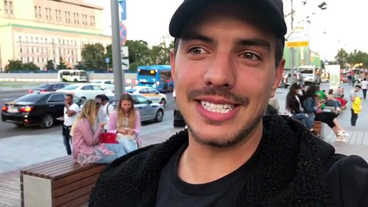 romas Durmiendo entre Padre e Hijo Eugenio y Vadhir Derbez