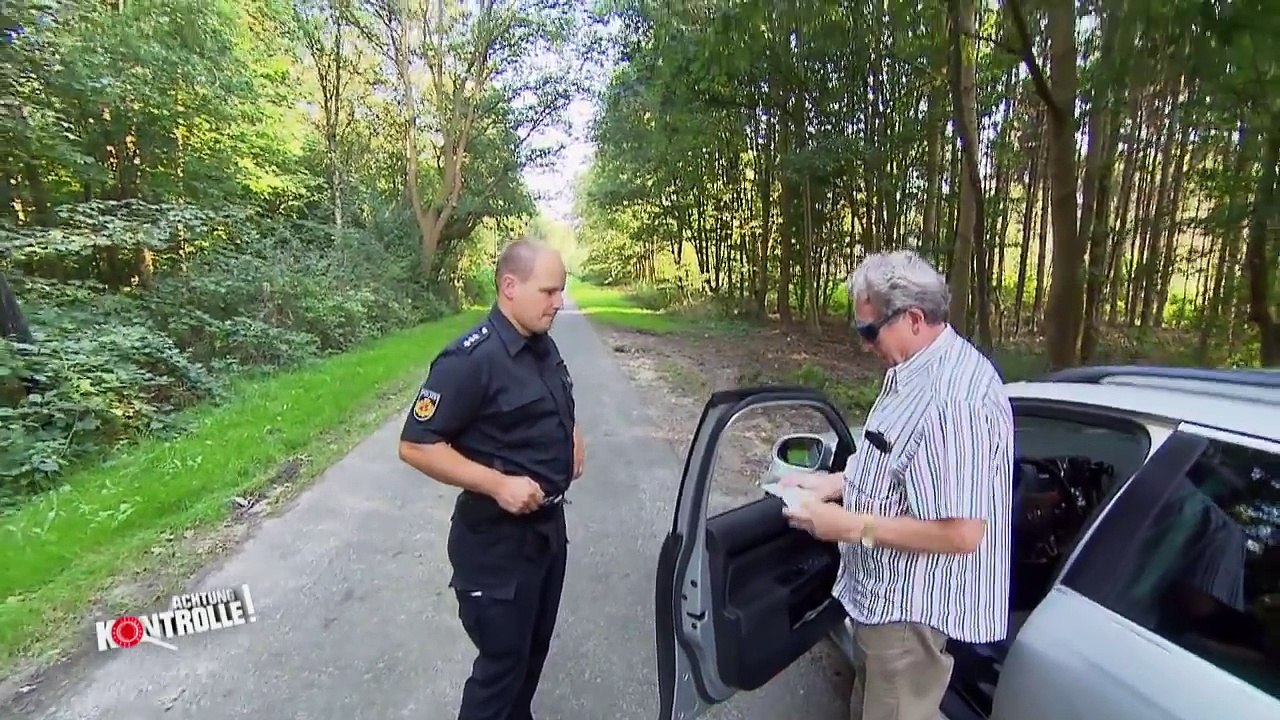 6er BMW in der Kontrolle: Er fährt den Polizisten fast an! | Achtung Kontrolle | kabel eins