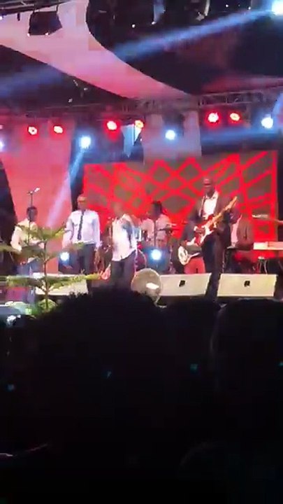 Youssou Ndour chante Elhadji Ndiaye 2stv en direct de PullMan Dakar
