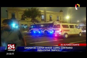 Combi invade carril contrario para evitar tráfico en av. Alfonso Ugarte