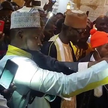 Regarder les disciples de Baye Niass qui chantent les louanges de barhama envers Cheikh Tidiane .......#Mâcha_alla Baye Cisse Fidèle Serviteur d'Allah