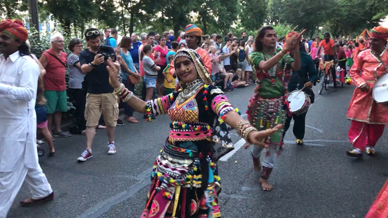 Au cœur de la parade de Le Mans fait son cirque