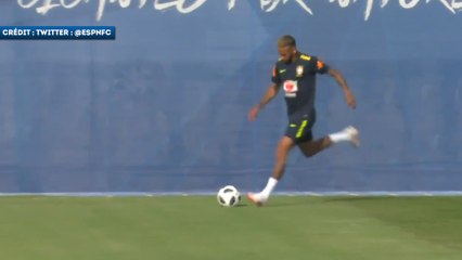 Neymar rentre une frappe dans un angle improbable